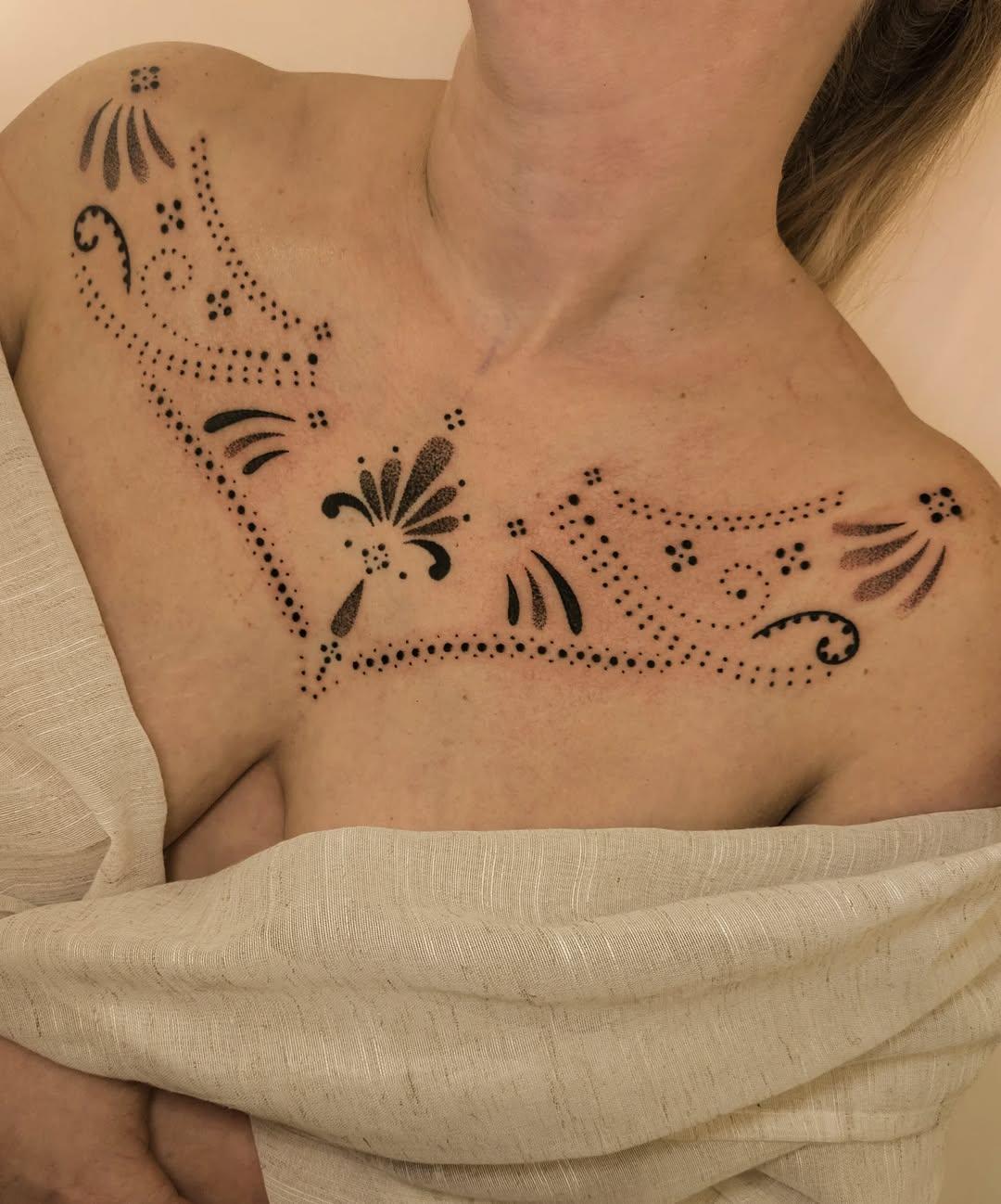 Tatouage handpoke ornemental sur le torse — sudden__rain