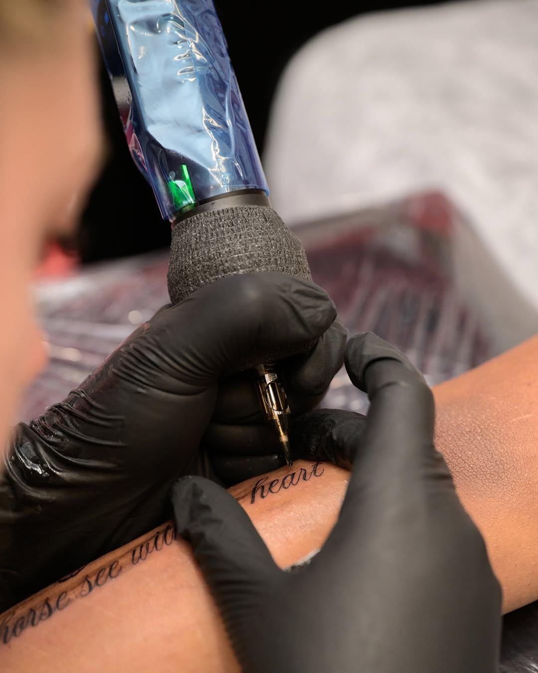 Tatouage Lettrage heart — syamtattooink_buchelay