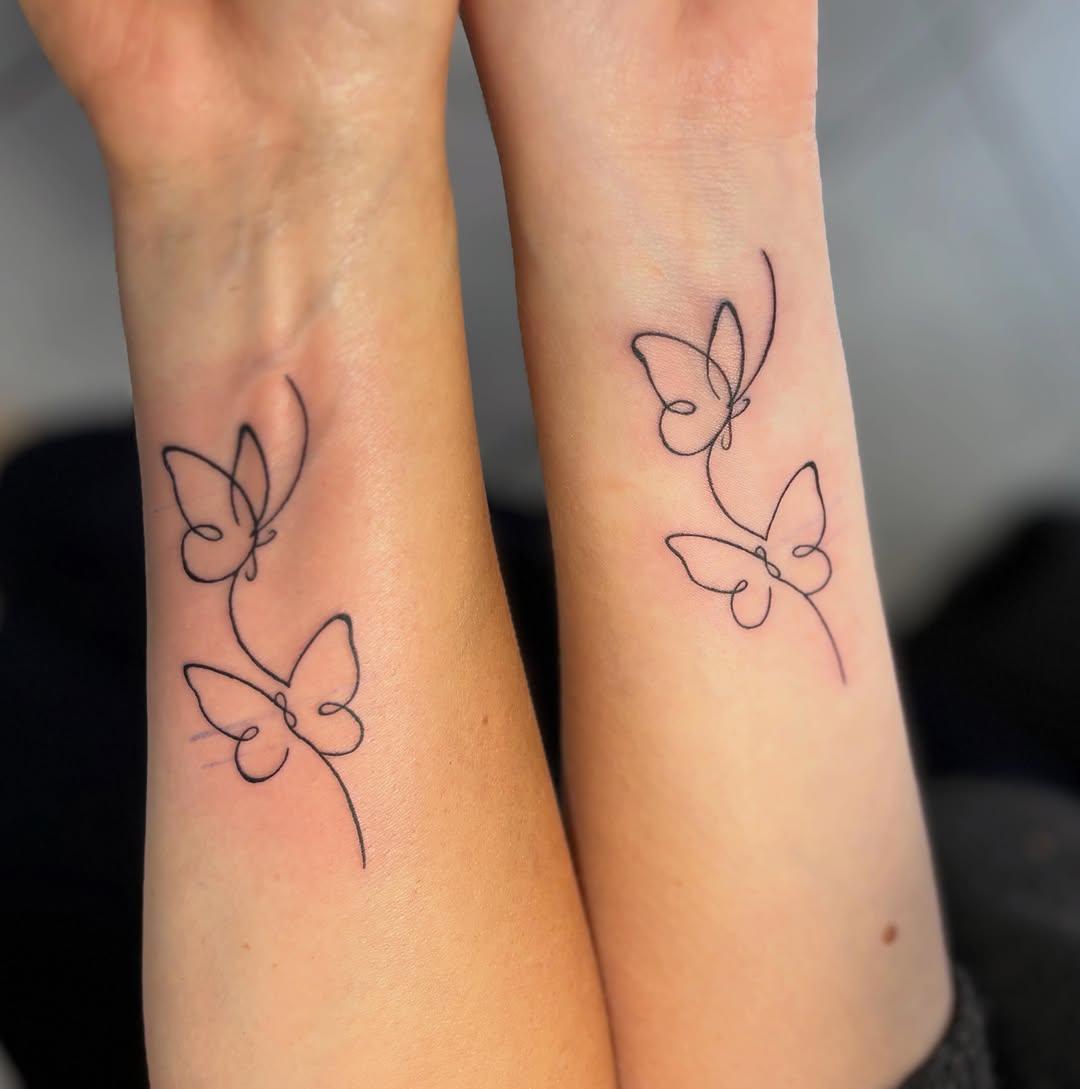 Tatouage en commun fine line — _bloody_tattoo_