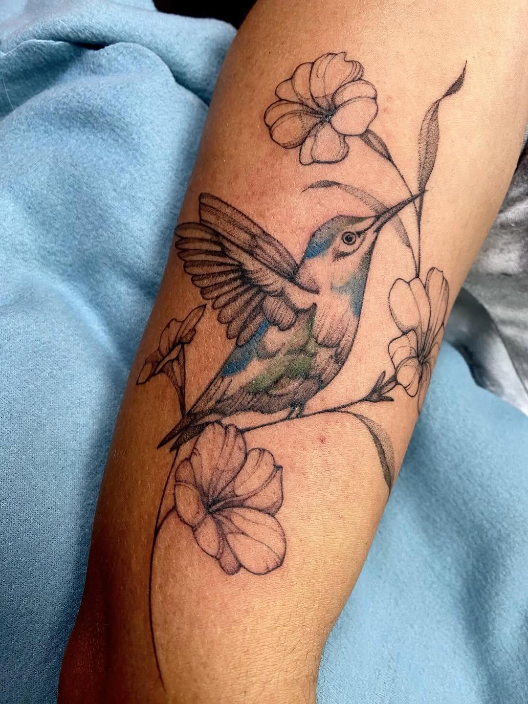 Colibri et fleurs en fine line sur l'avant-bras — danbravo.tattoo