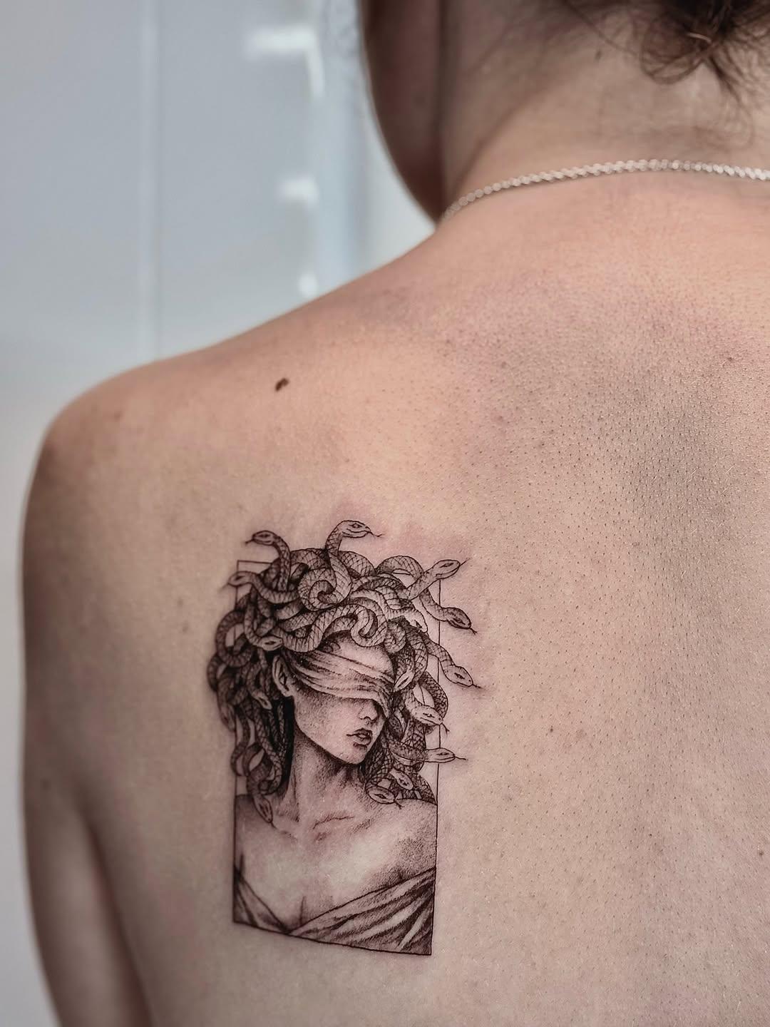 Méduse aux yeux bandés fine line — mlle.m.tattoo