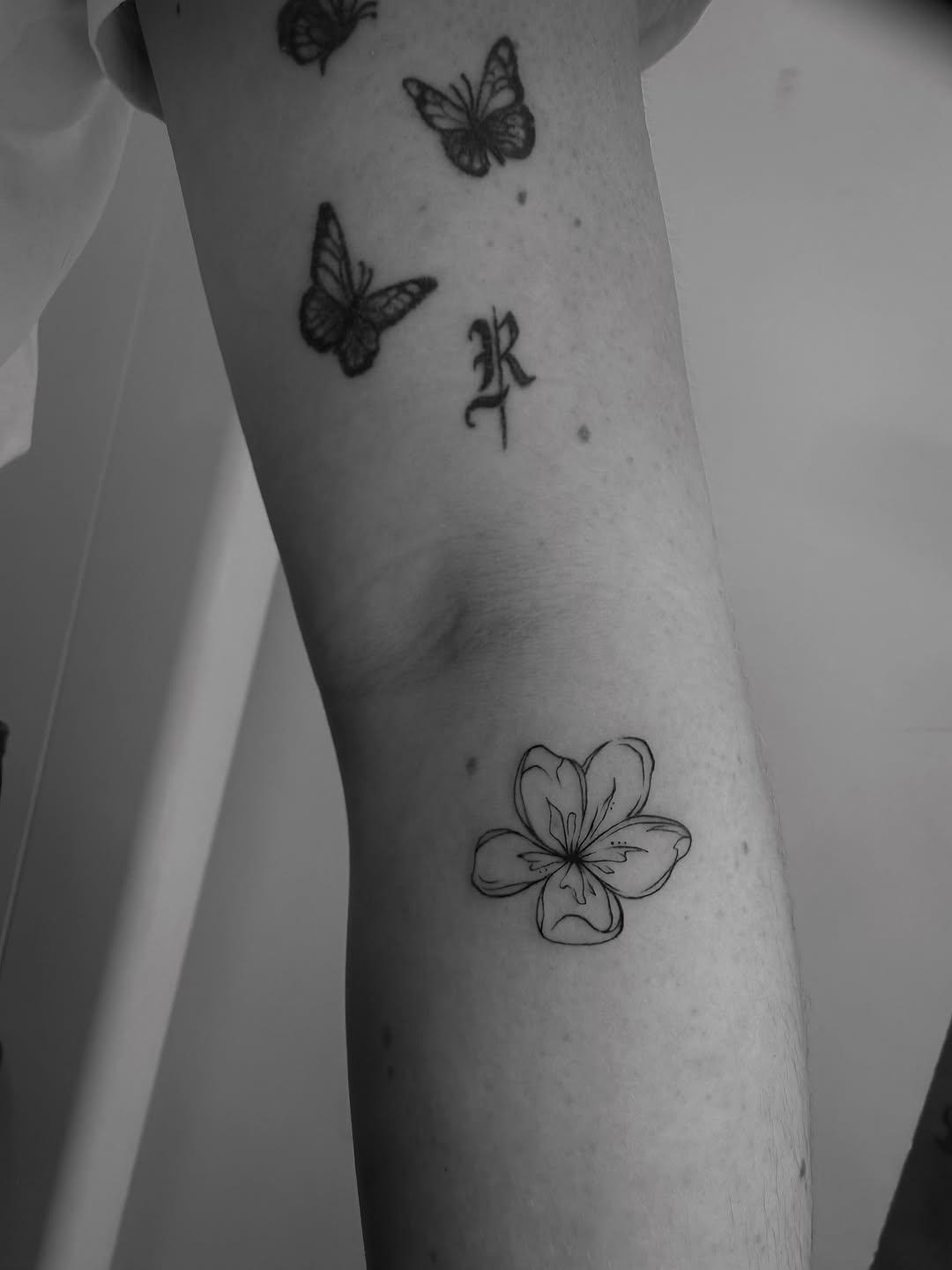 Petits tatouages fine line du mois — mlle.m.tattoo