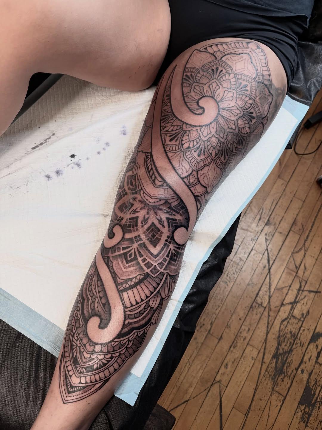 Tatouage Jambe 360 ornemental — marine_ishigo_tattoo