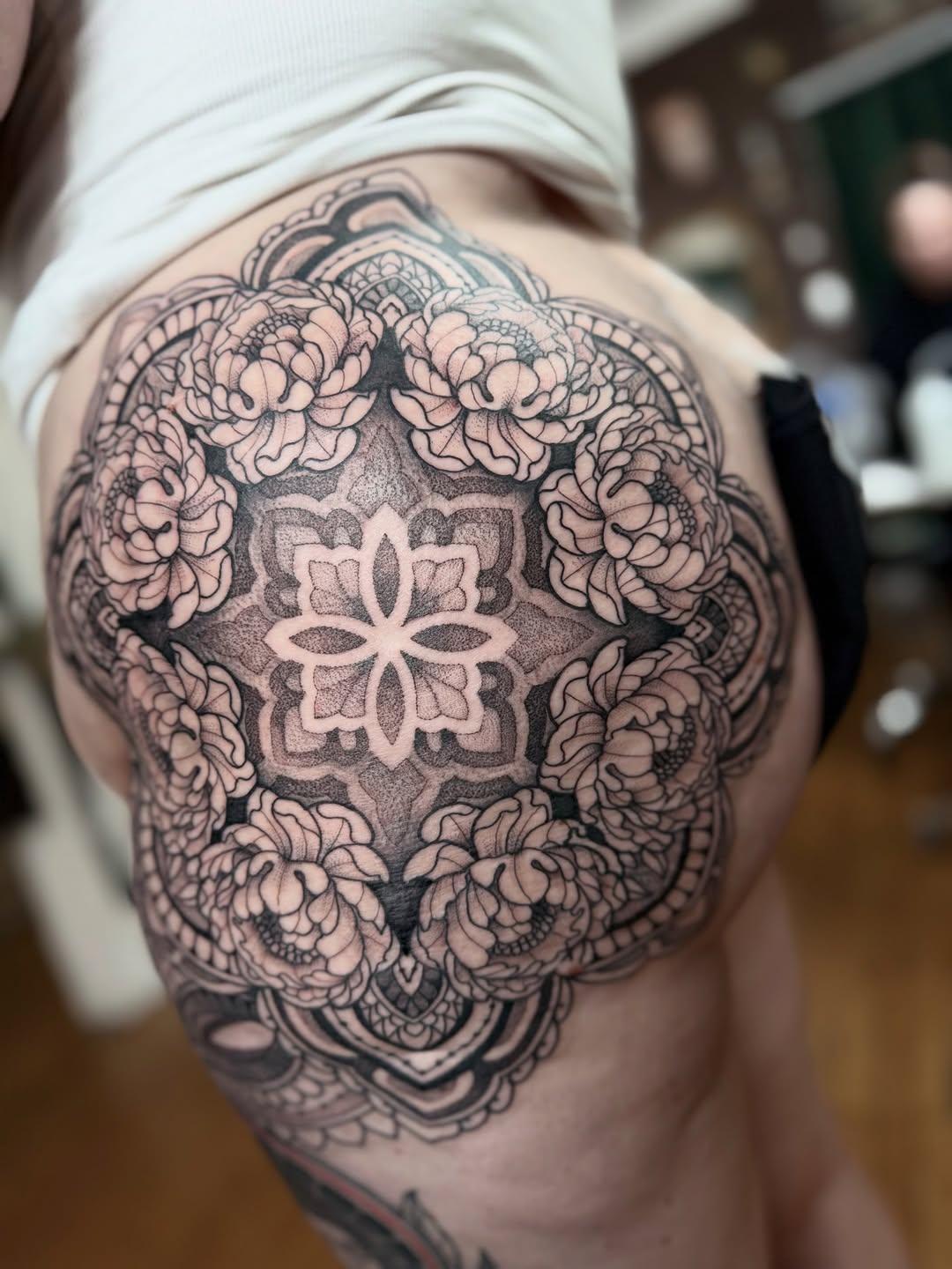 Tatouage Mandala jambe 360 — marine_ishigo_tattoo