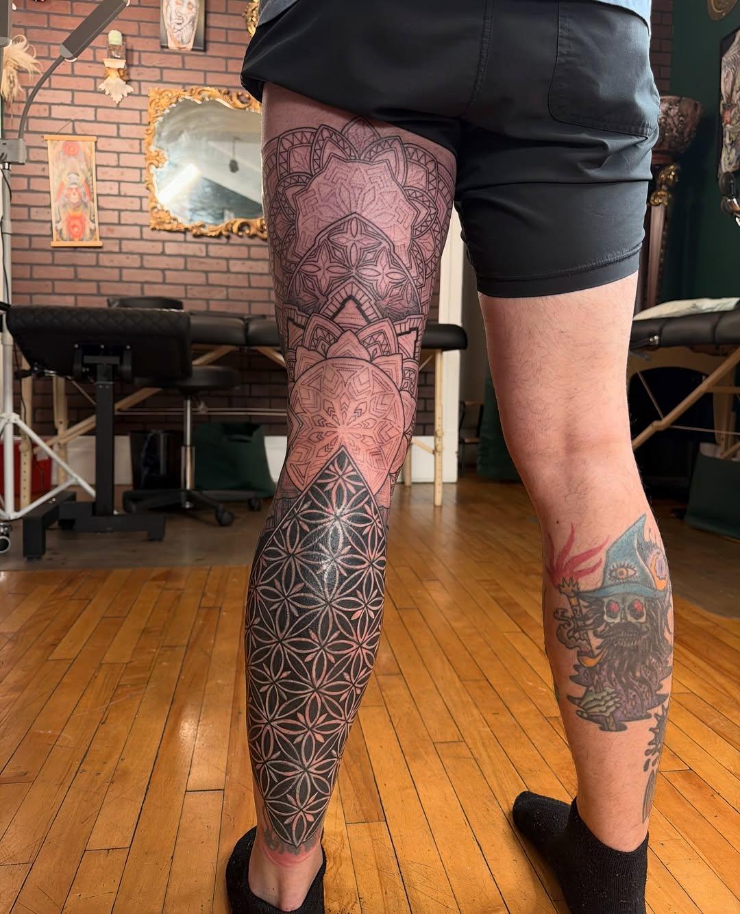 Tatouage Cover-up jambe géométrique — marine_ishigo_tattoo