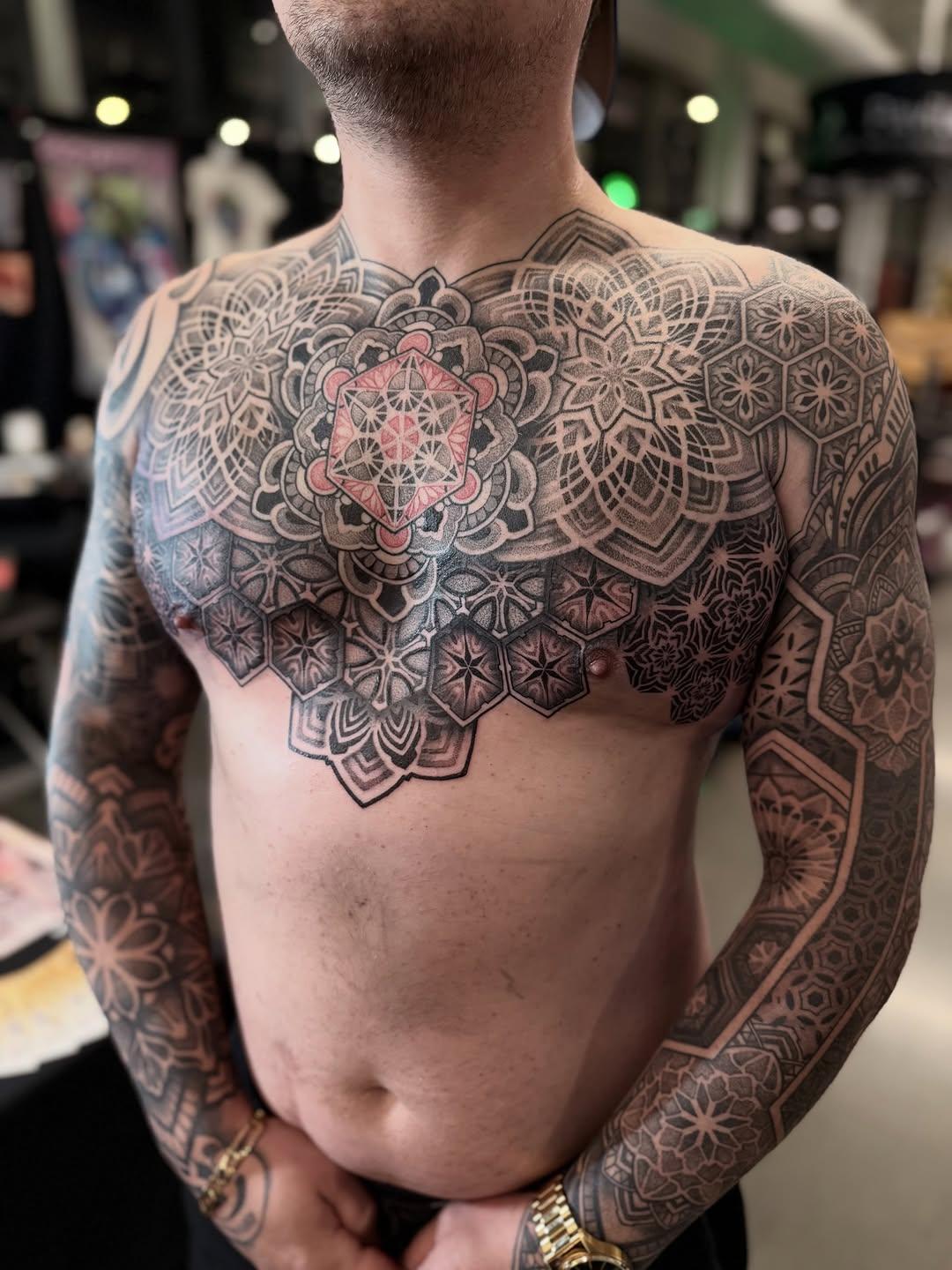 Tatouage Mandala géométrique poitrine — marine_ishigo_tattoo