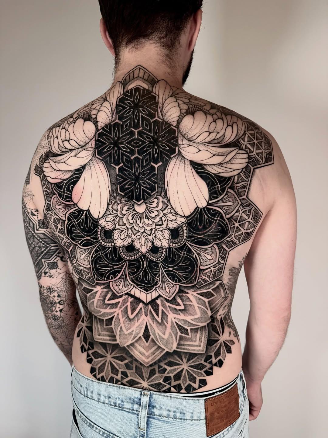 Tatouage Dos complet floral géométrique — marine_ishigo_tattoo