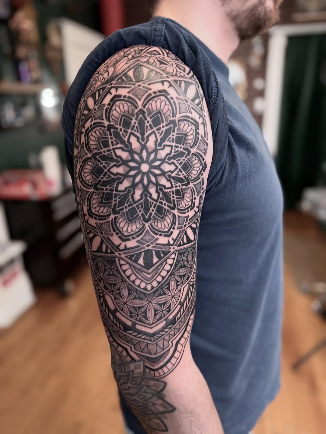Tatouage Mandala ornemental bras — marine_ishigo_tattoo