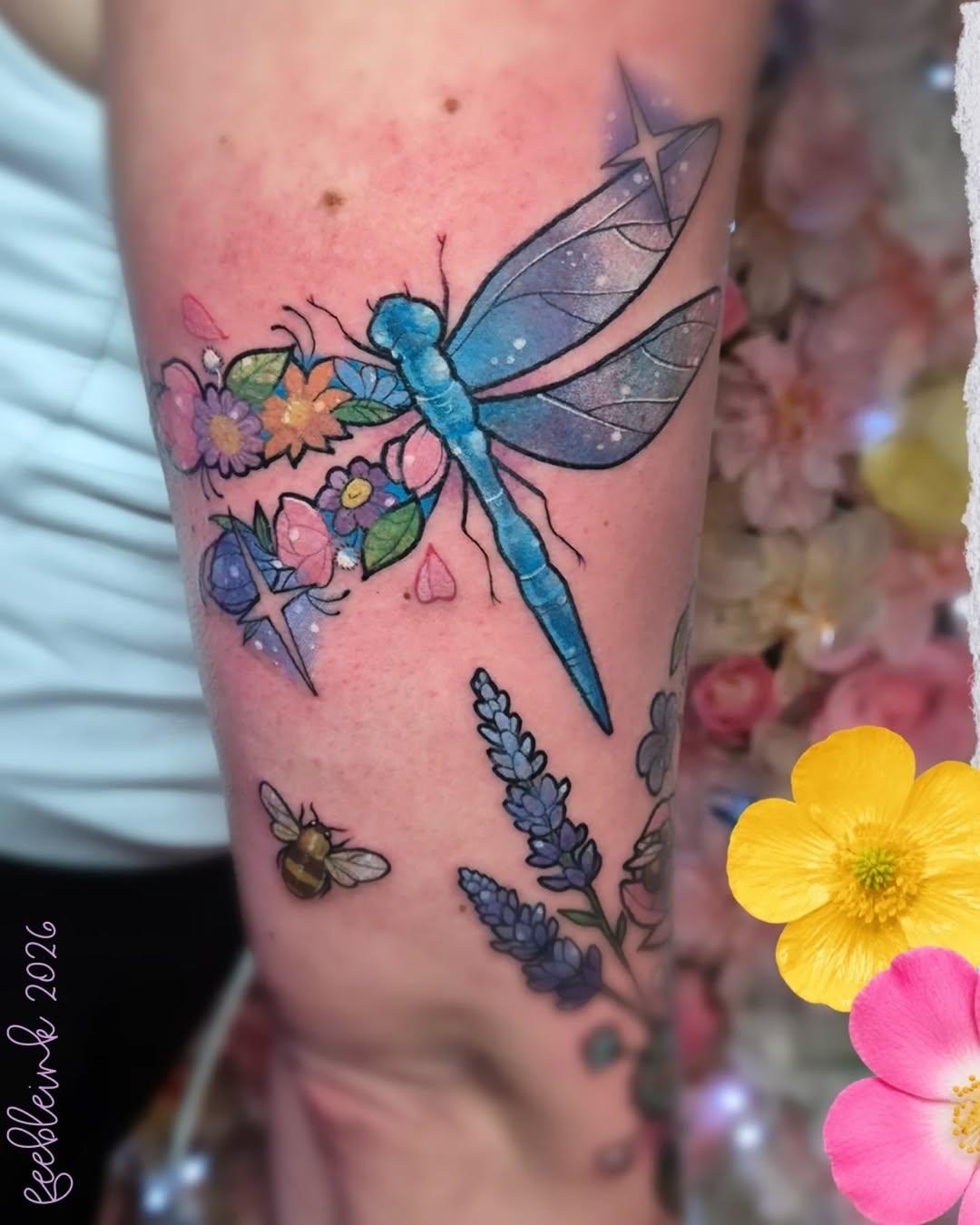Tatouage Libellule et fleurs — feebleink