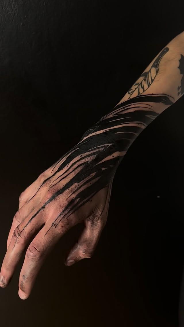 Pièce darkwork abstraite — skills__tattoo