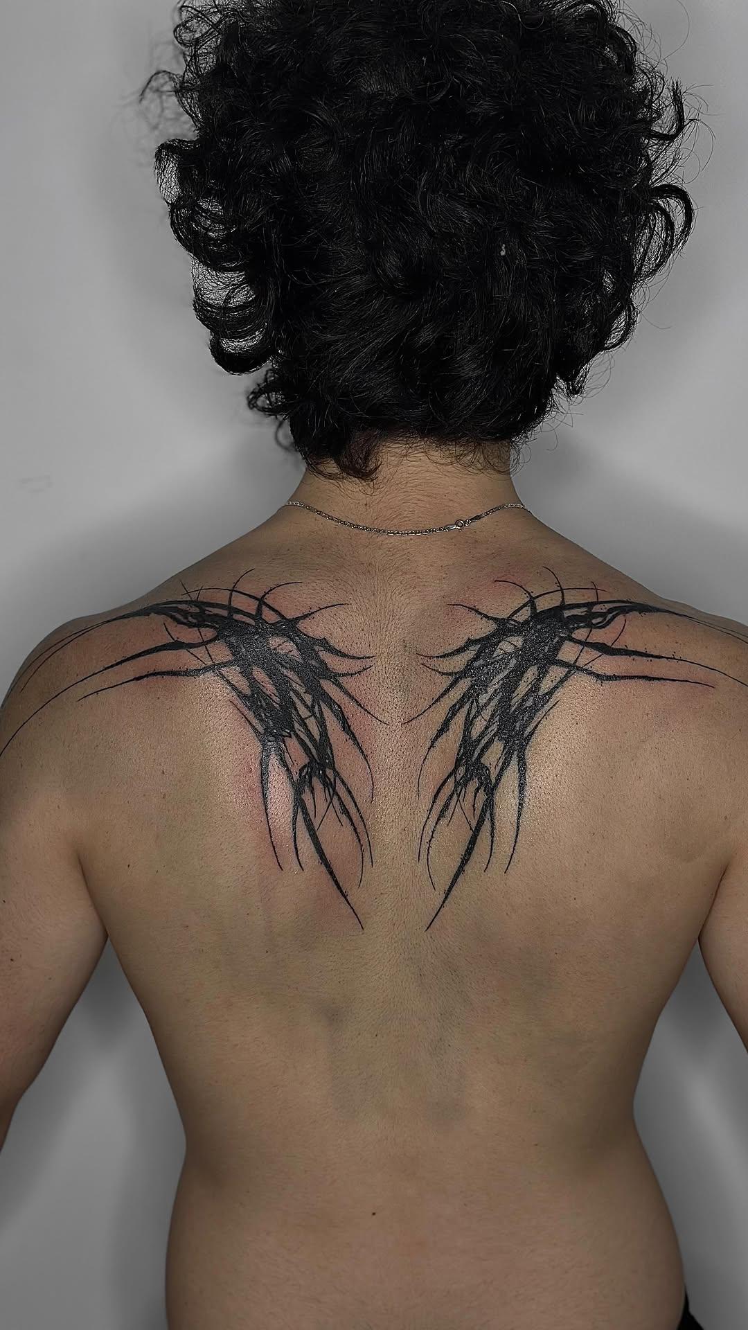 Haut du dos darkwork cicatrisé — skills__tattoo