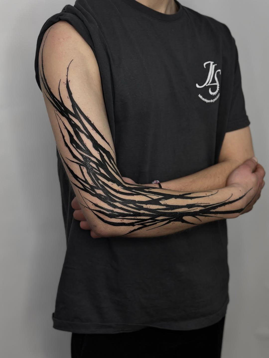 Blackwork abstrait sur le bras — skills__tattoo
