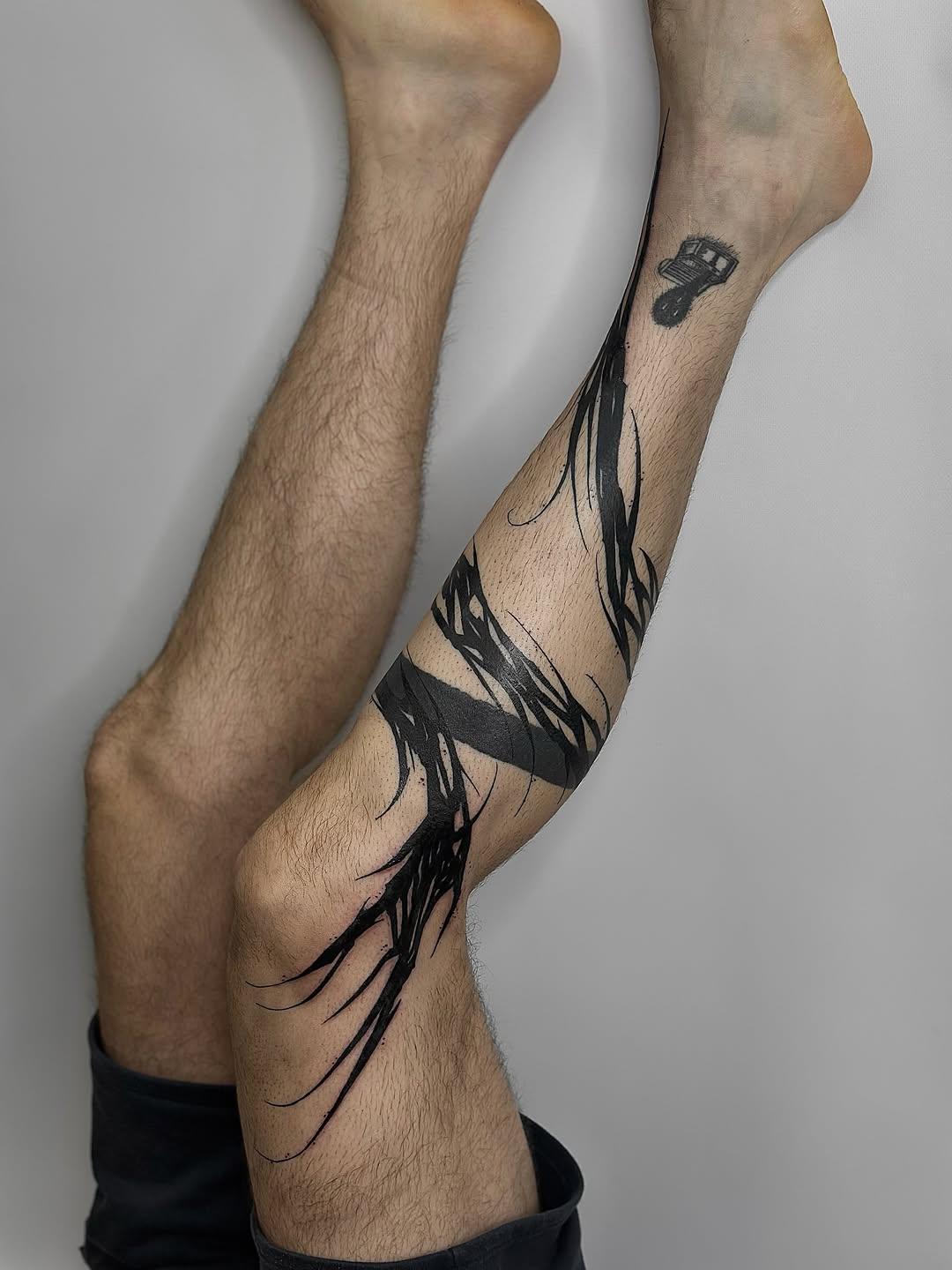 Blackwork abstrait cicatrisé à 80% — skills__tattoo