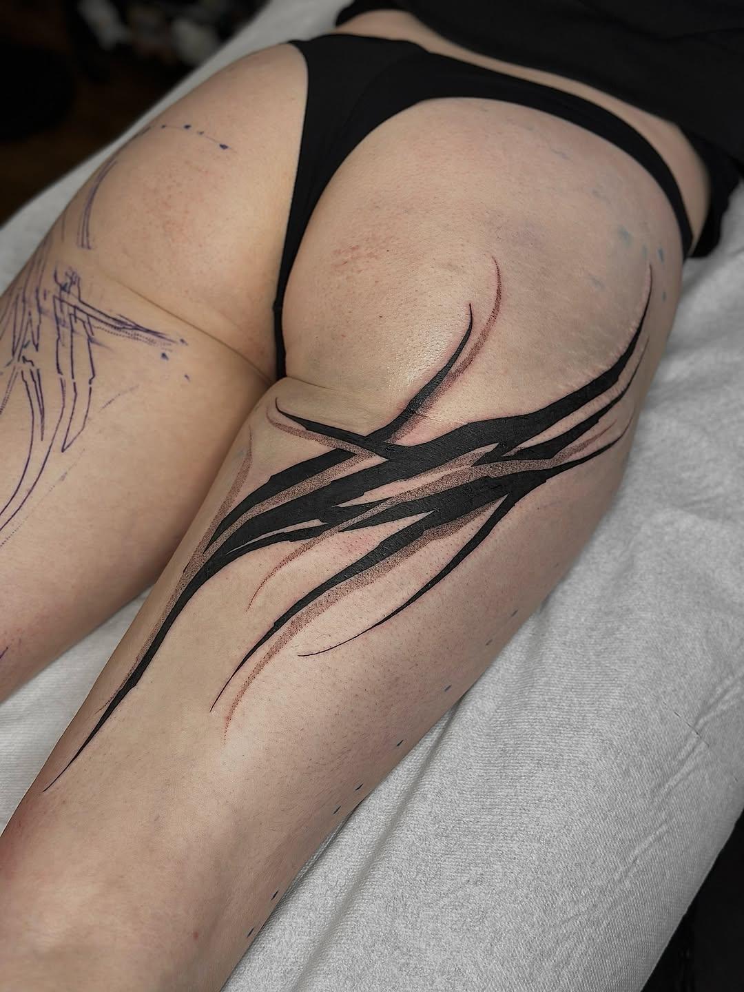 Projet blackwork abstrait en cours — skills__tattoo