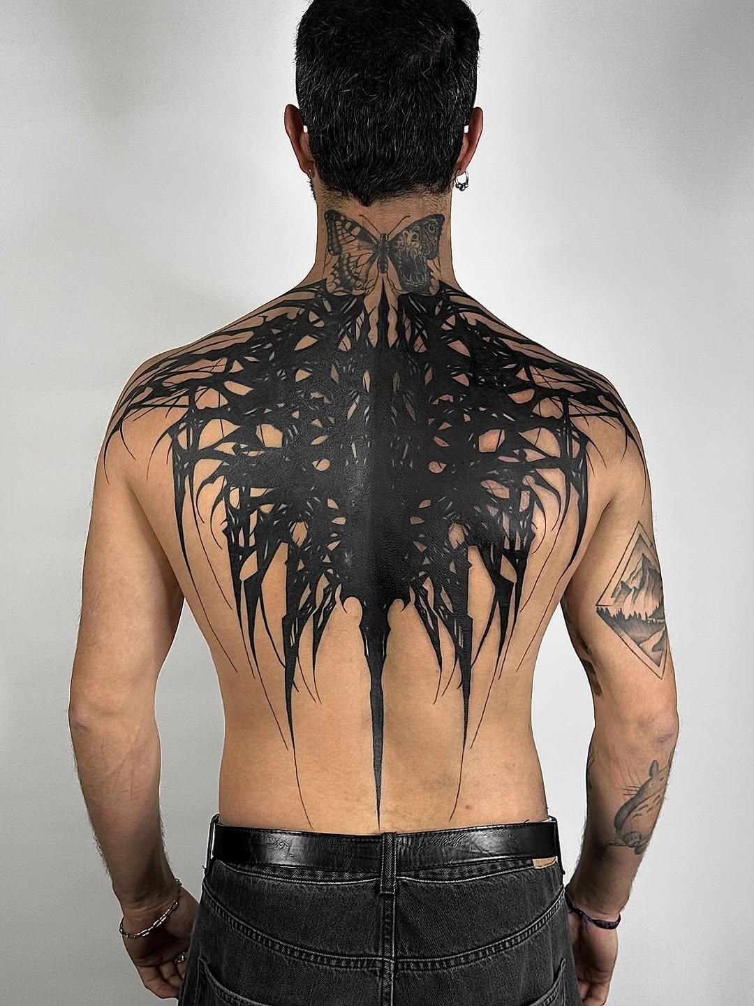 Pièce de dos full darkwork — skills__tattoo