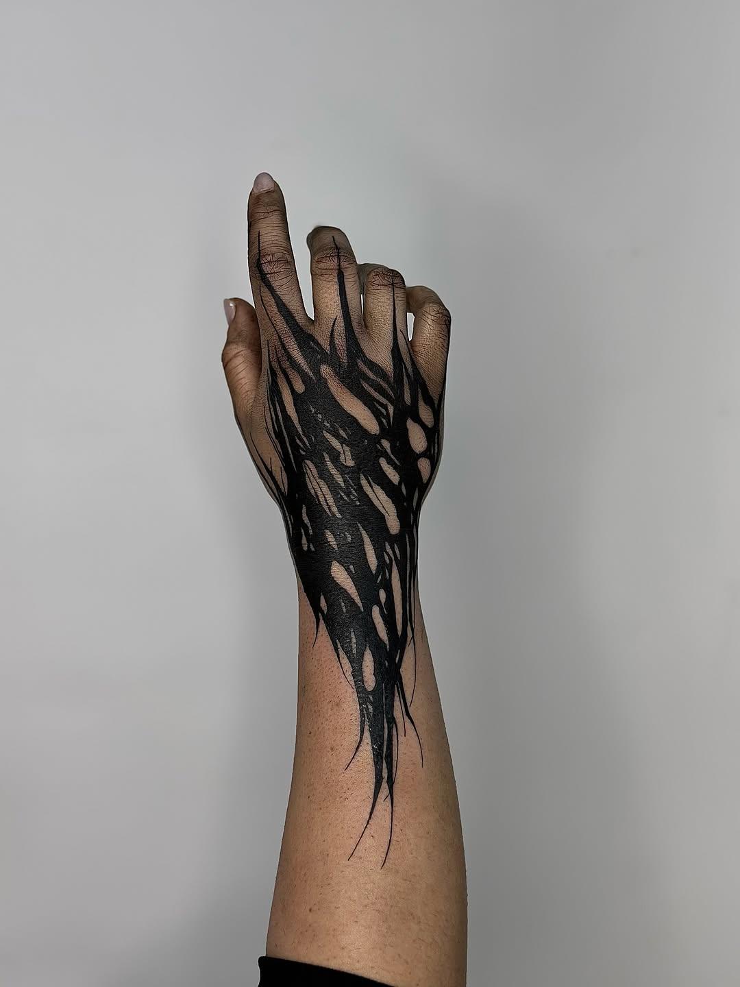 Blackwork abstrait sur la main — skills__tattoo