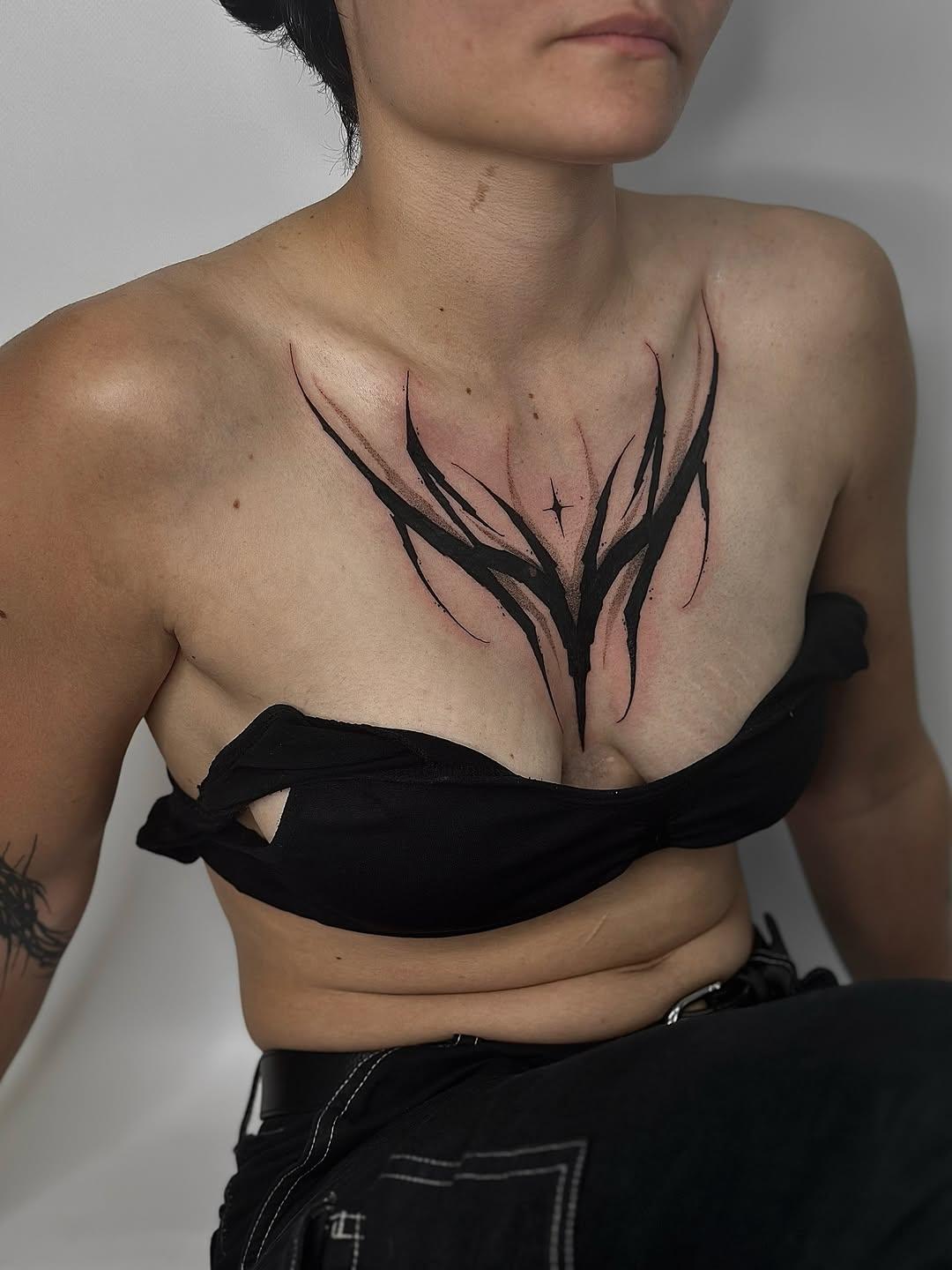 Blackwork abstrait sur le torse — skills__tattoo
