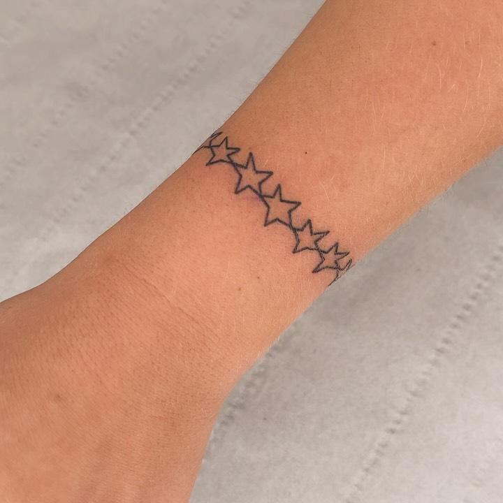 Bracelet étoilé blackwork cicatrisé — astronomina