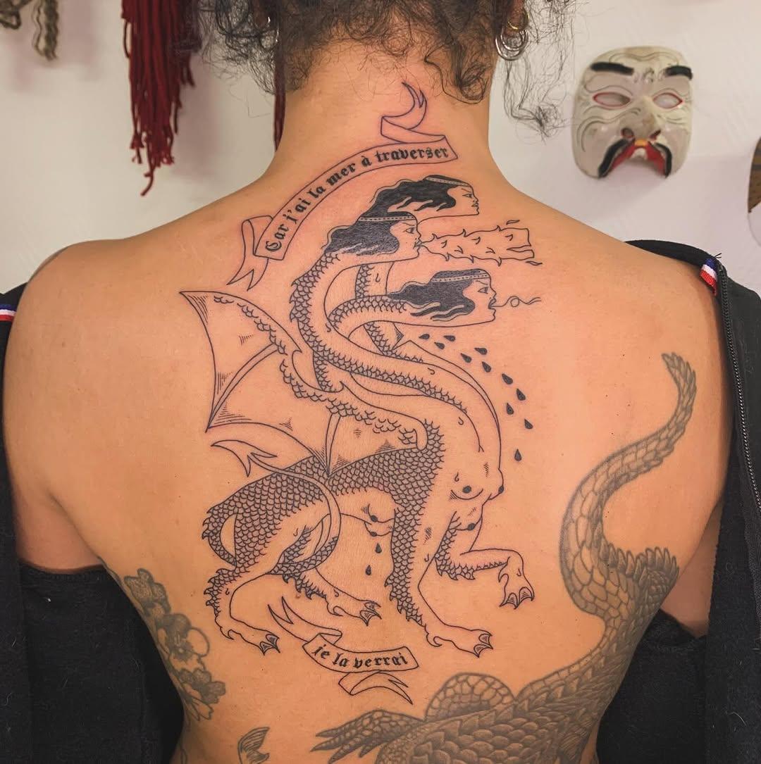 Pièce blackwork sur le dos — astronomina