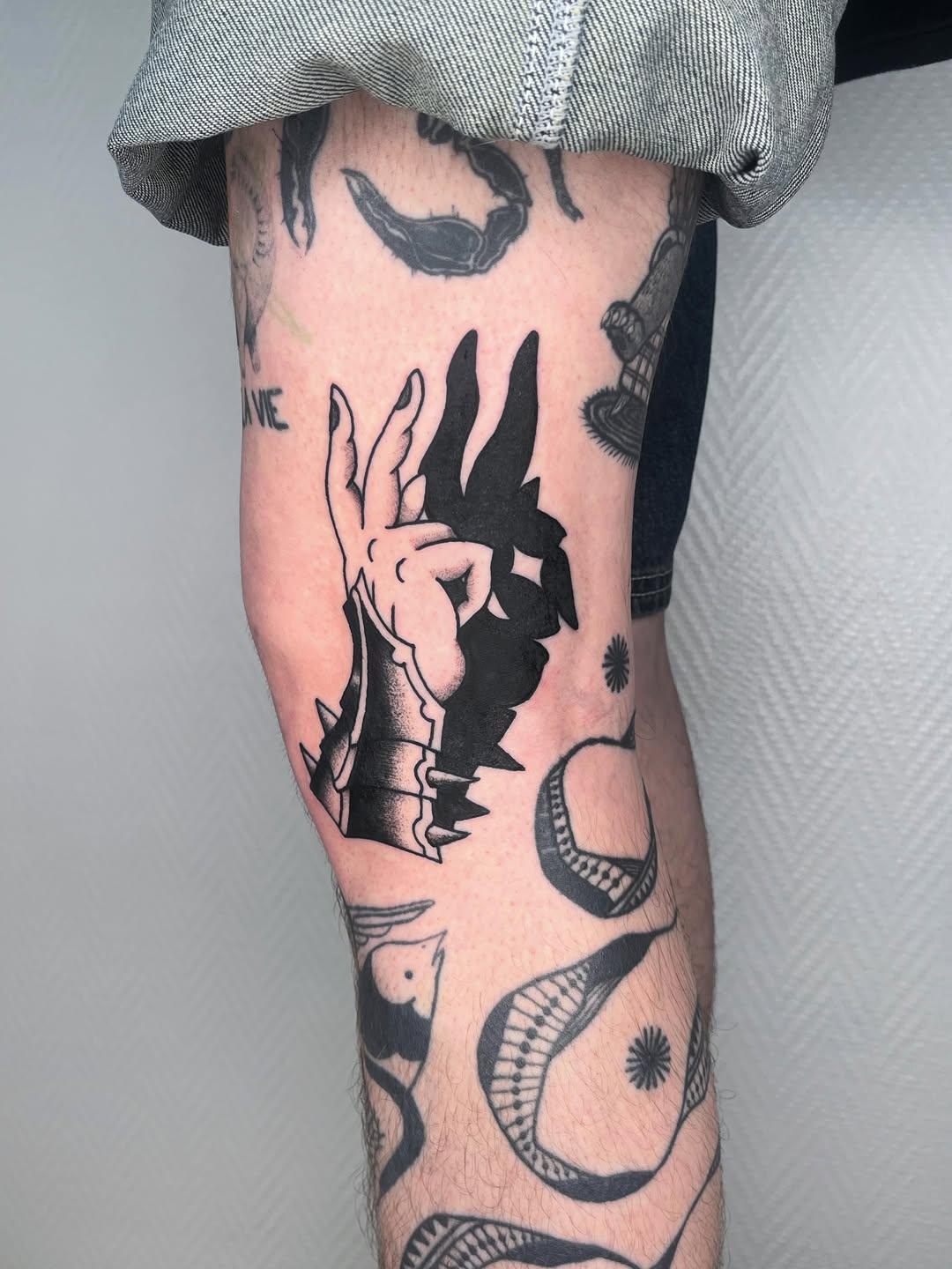 Tatouage traditionnel sur la main — ruben.zout