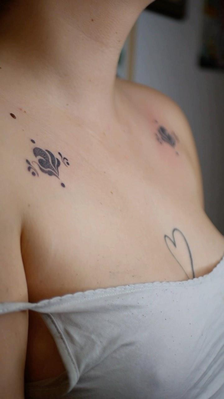 Tatouage handpoke ornemental sur le torse — bebe.rattt