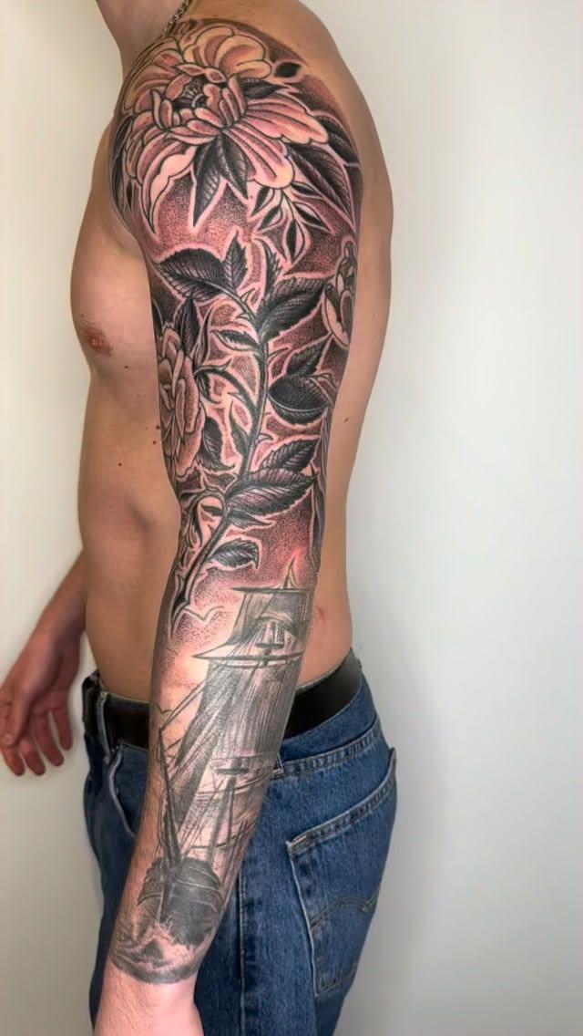 Tatouage Manchette florale avant-bras — veenom_bleunoir