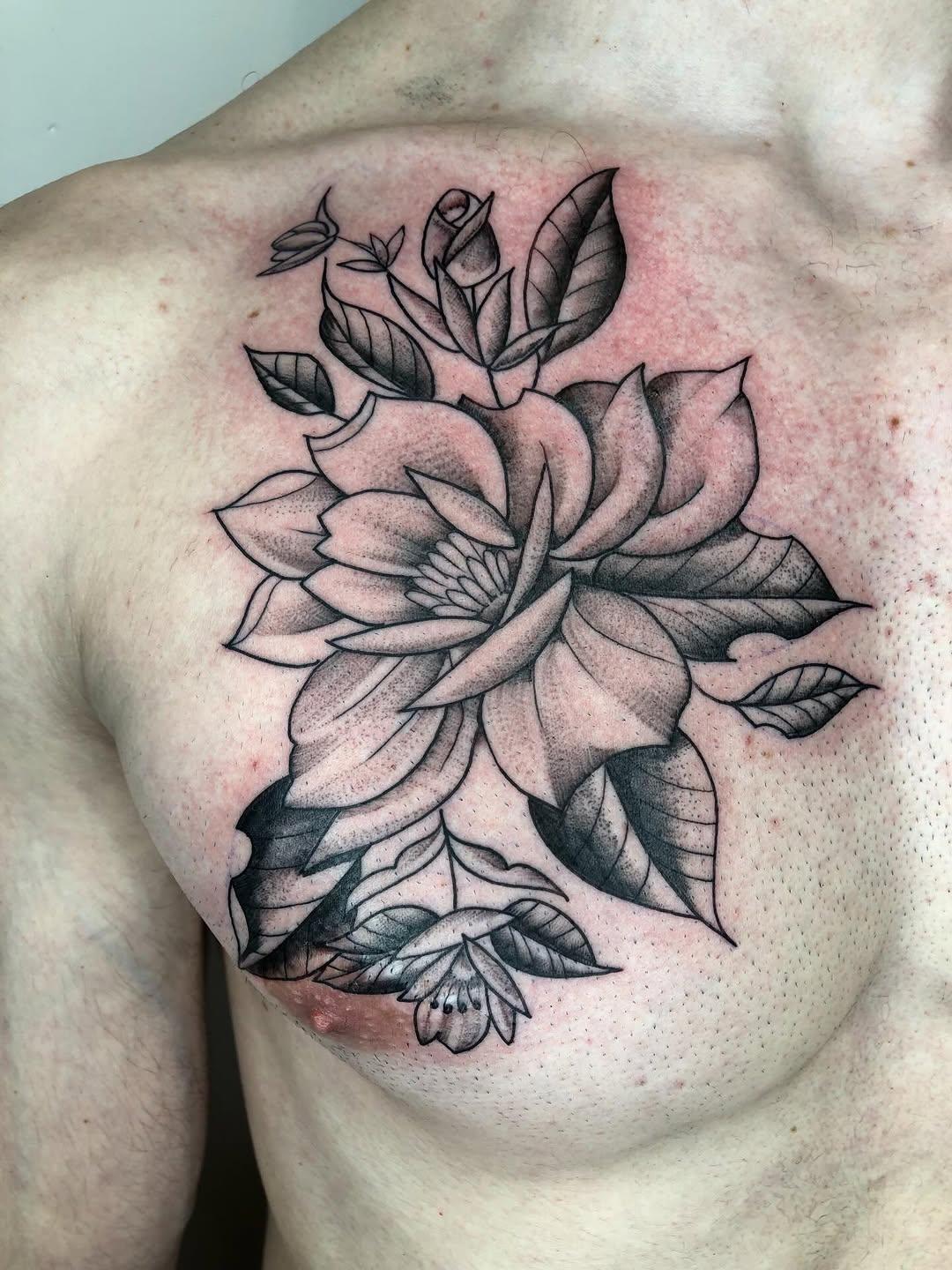 Tatouage Fleur poitrine — veenom_bleunoir