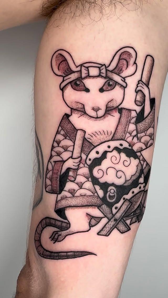 Tatouage Souris au taiko jambe — veenom_bleunoir