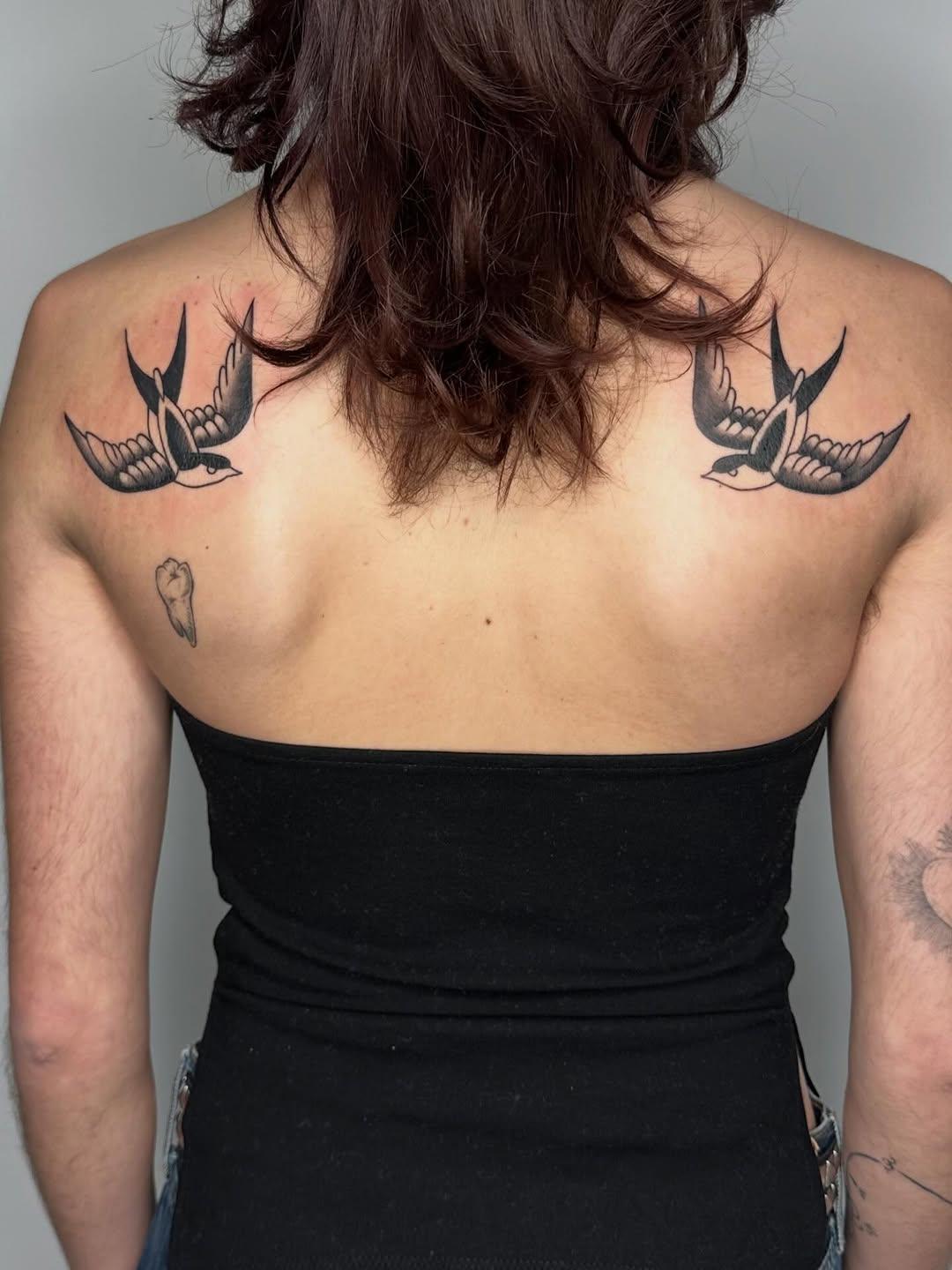 Tatouage Couple d'hirondelles épaules — veenom_bleunoir