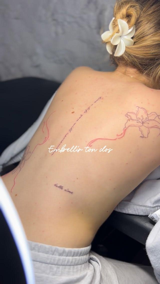 Tatouage Composition florale et texte dos — maad.muse