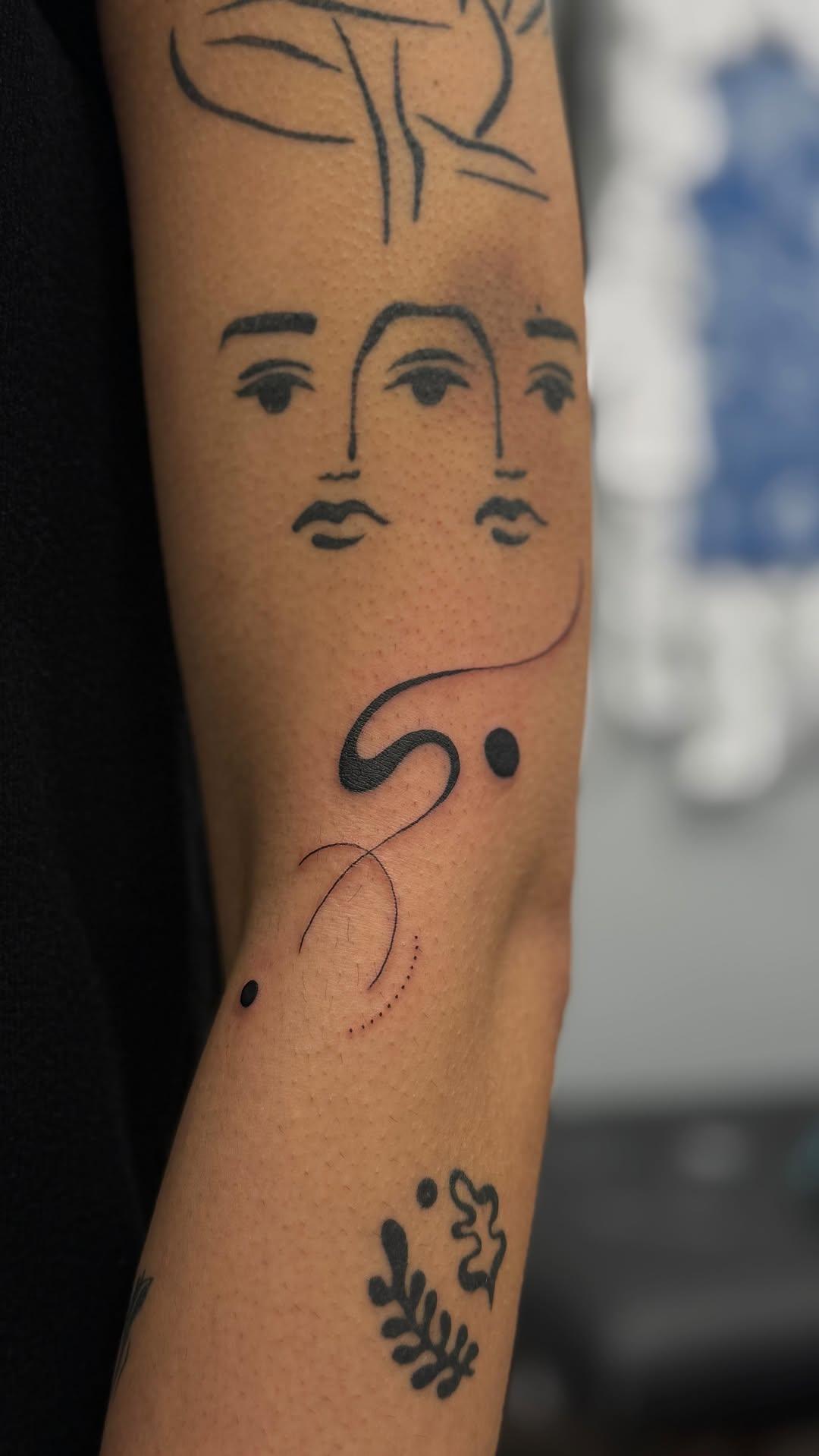 Tatouage visages et formes abstraites fine line — rosux_ttt