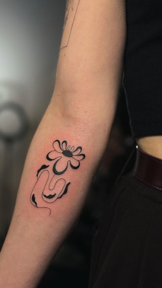 Tatouage marguerite fine line — rosux_ttt