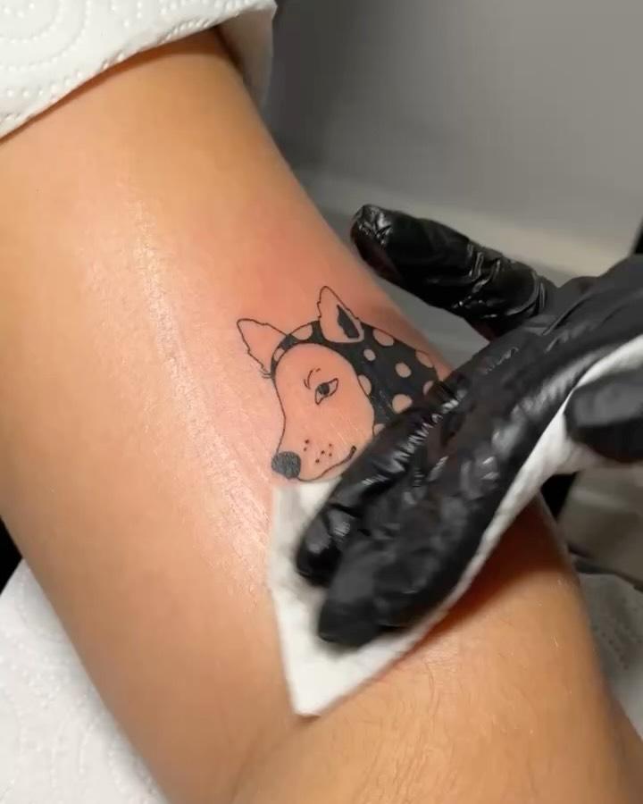 Tatouage chien mignon avec foulard fine line — rosux_ttt