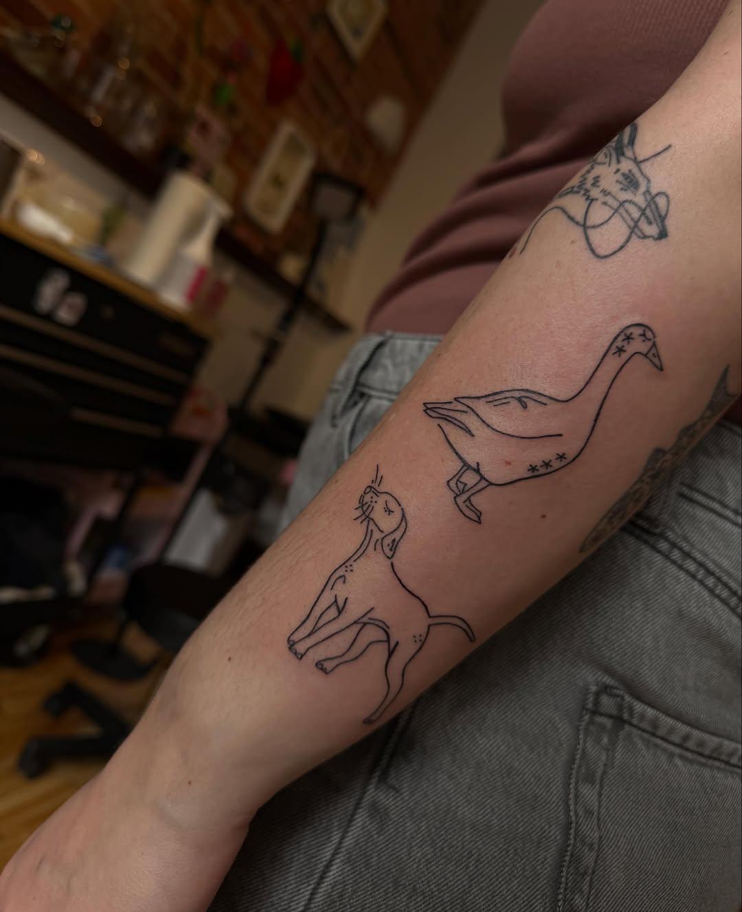 Tatouages oie et chien fine line — le.beau_ciel