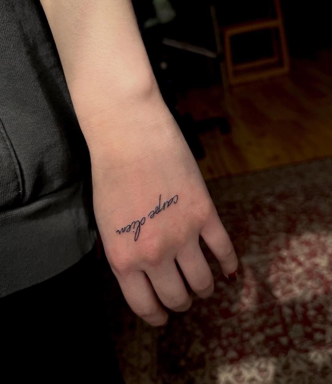 Tatouage lettrage fine line sur la main — le.beau_ciel
