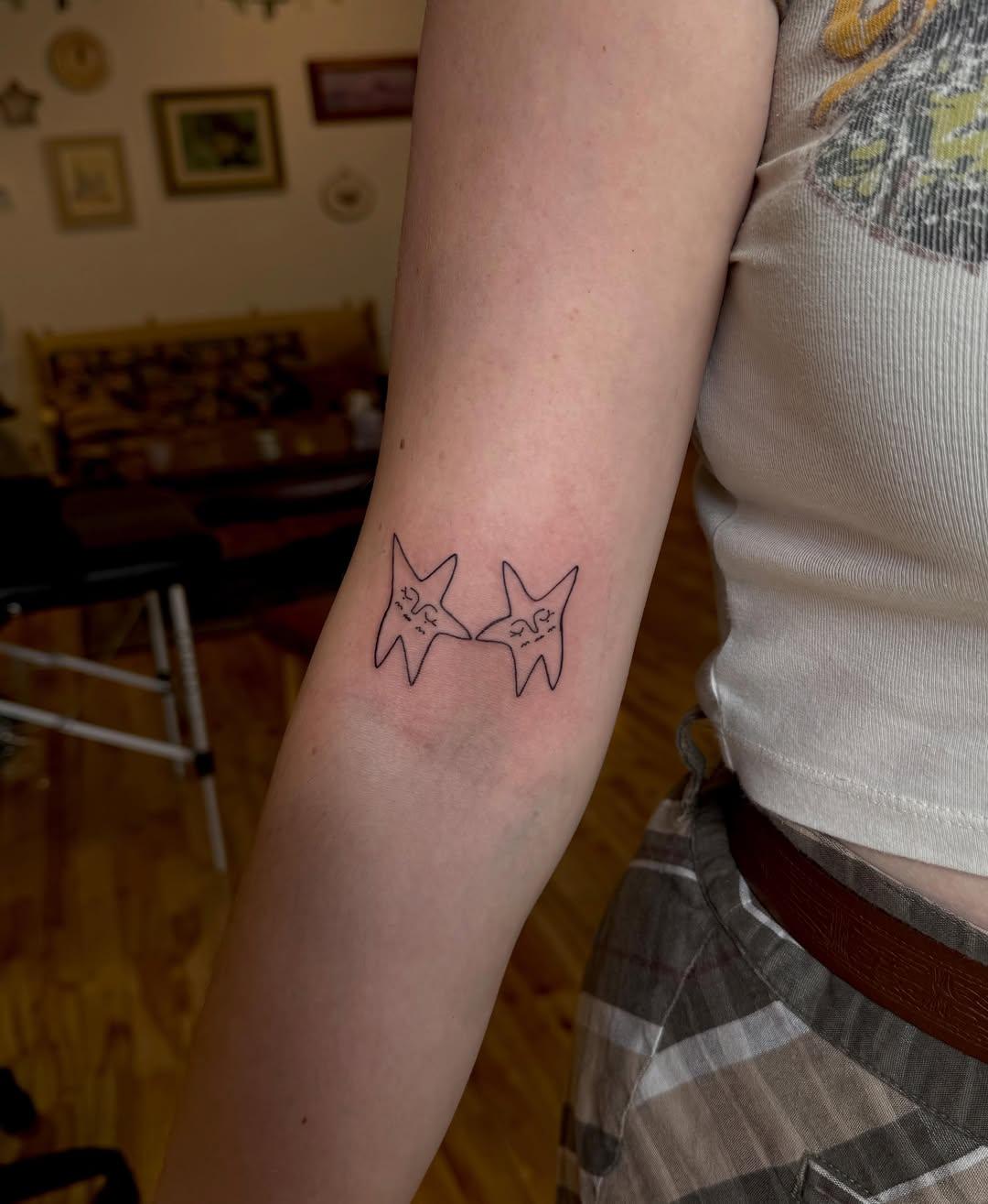 Tatouage deux étoiles à visage fine line — le.beau_ciel