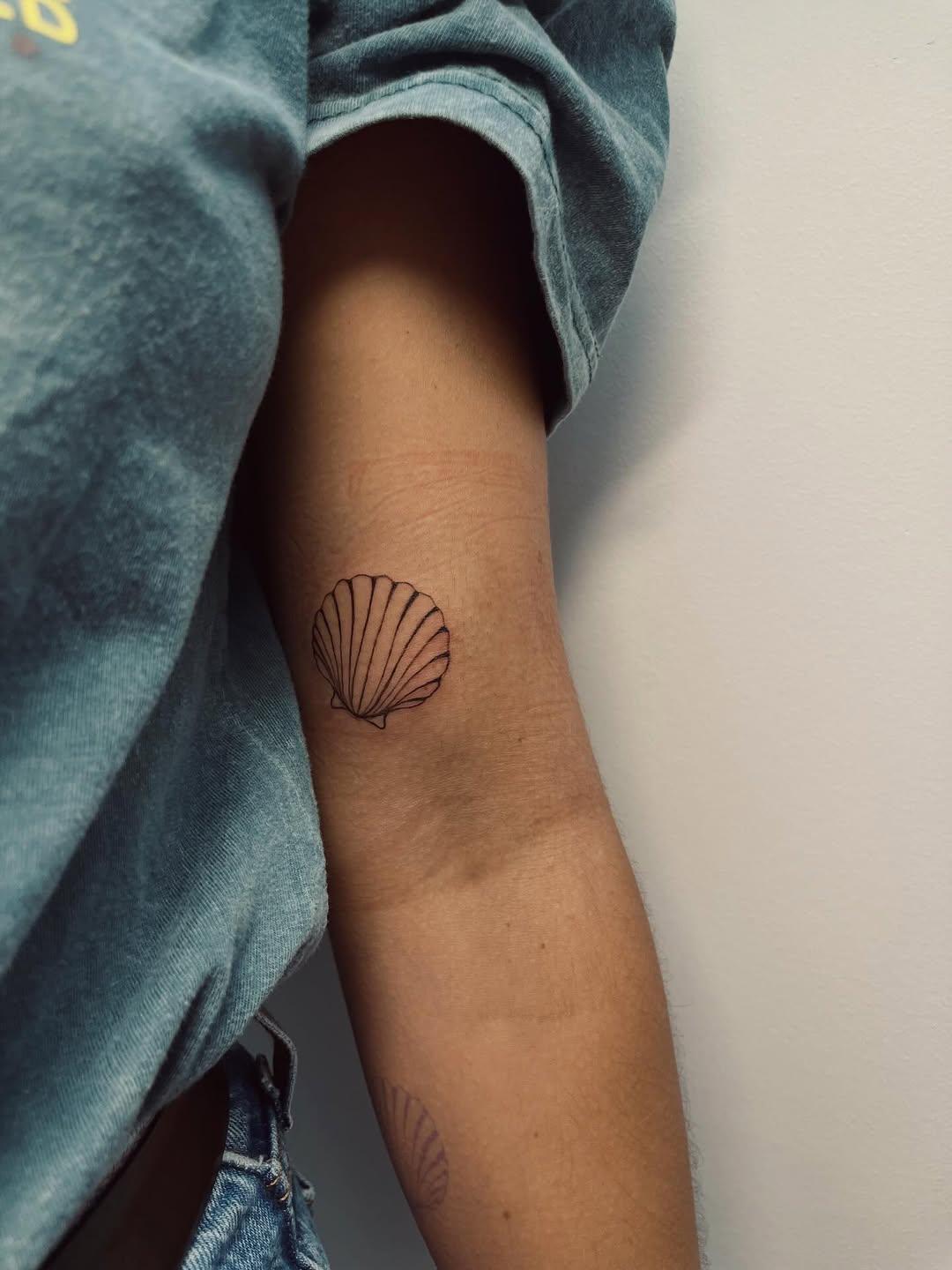 Tatouage coquillage ornemental fine line — l_ebauche