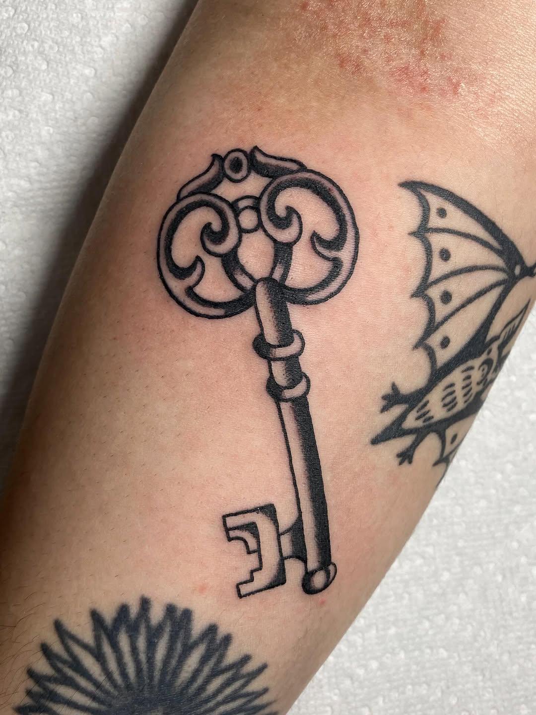 Tatouage objet antique dark — stephrous.tattoo
