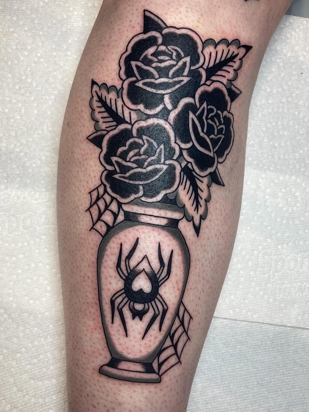 Tatouage dark sur le tibia — stephrous.tattoo