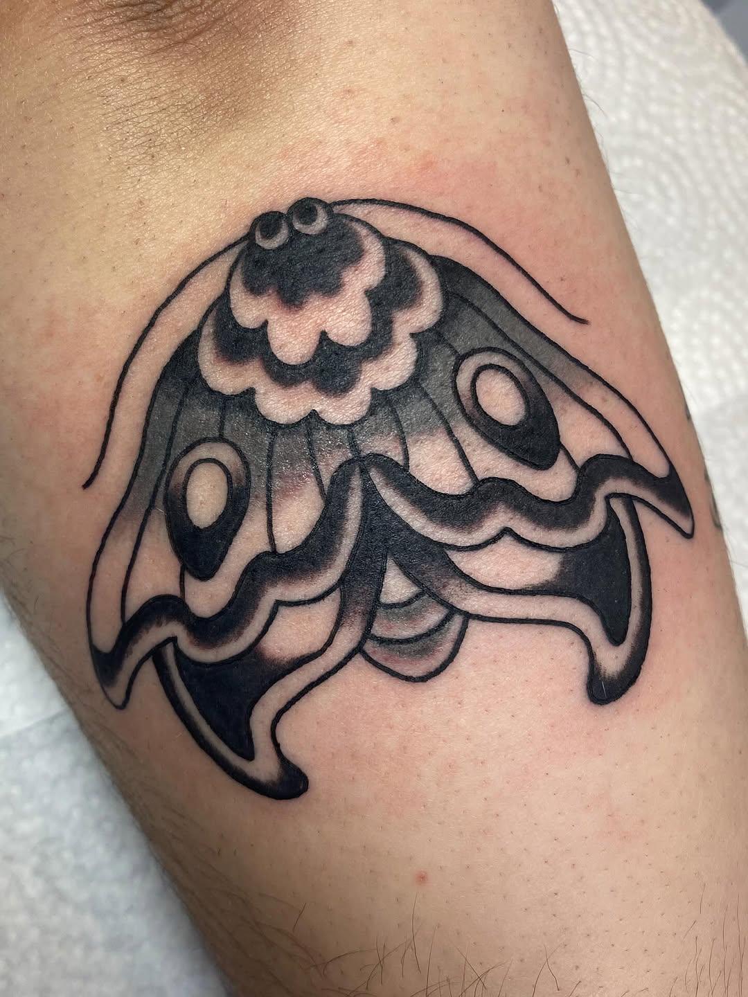 Tatouage papillon de nuit dark — stephrous.tattoo