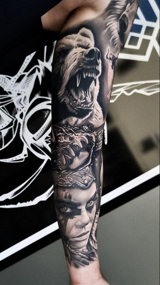 Tatouage thème viking ours réaliste black and grey — manuik_muller