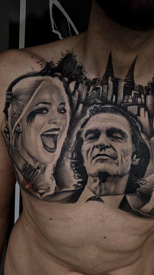Tatouage Harley Quinn et Joker réaliste black and grey sur le torse — manuik_muller