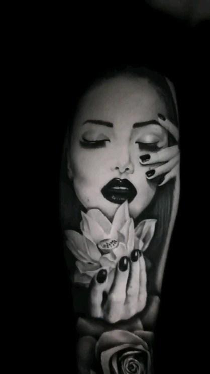 Tatouage portrait de femme et lotus réaliste black and grey — manuik_muller