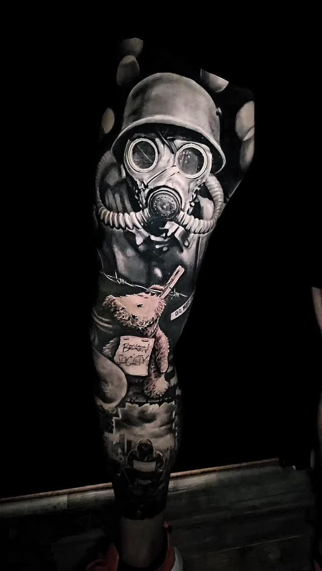 Tatouage masque à gaz et ours en peluche réaliste black and grey — manuik_muller