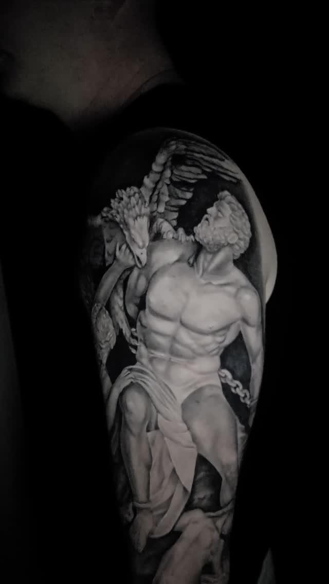 Tatouage statue Prométhée réaliste black and grey — manuik_muller