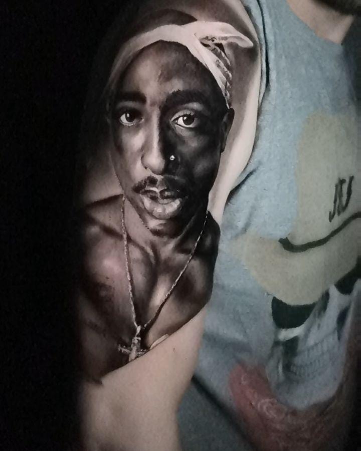 Tatouage portrait 2Pac réaliste black and grey — manuik_muller