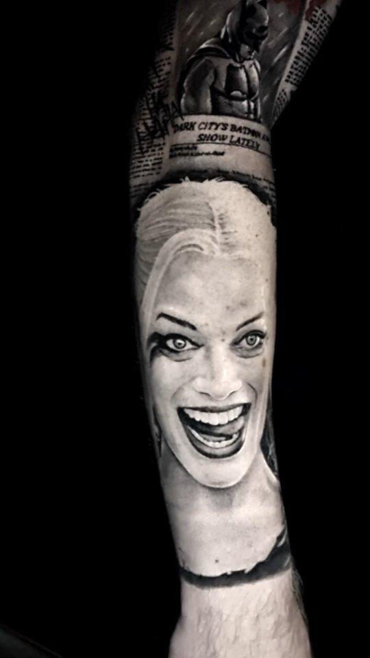 Tatouage portrait Harley Quinn réaliste black and grey sur l'avant-bras — manuik_muller