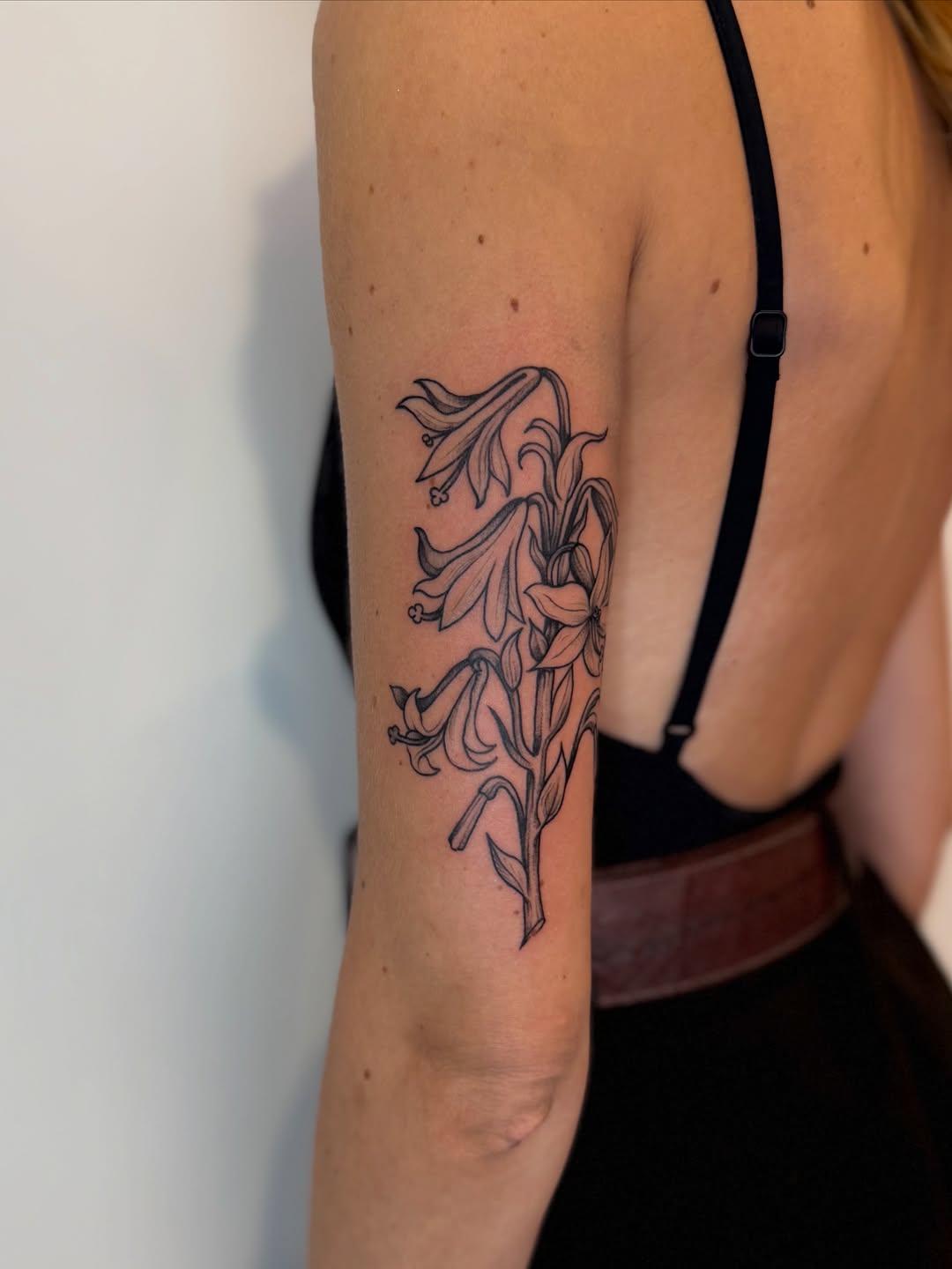 Tatouage lys fine line — chaztattoo_