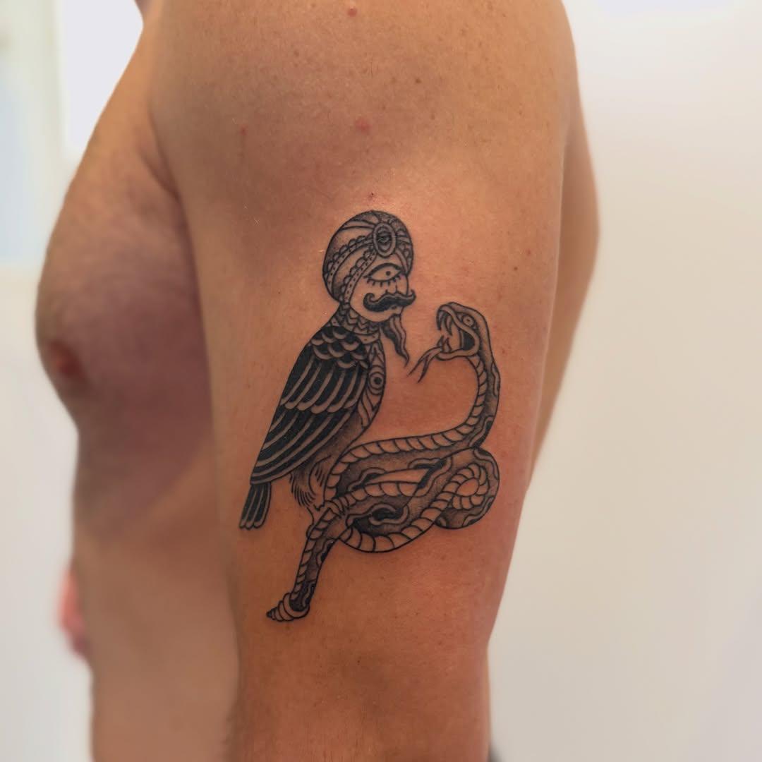 Tatouage oiseau à turban et serpent blackwork traditionnel — chaztattoo_