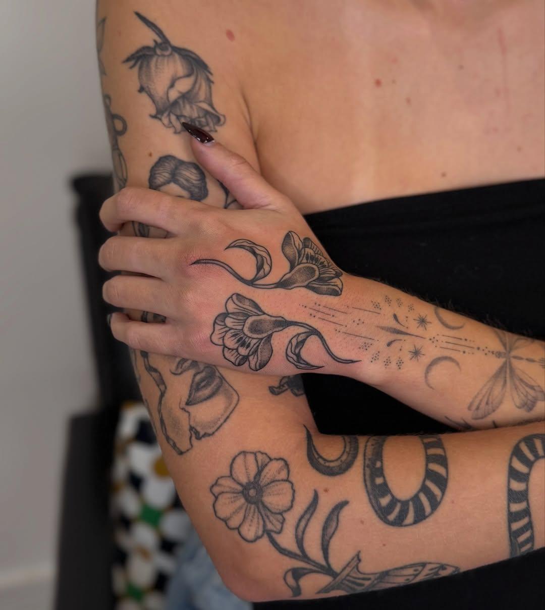 Tatouage visage de femme et coquillage fine line — chaztattoo_